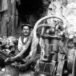 Minatori al lavoro con un compressore per sondaggi, anni ’20 circa. Archivio storico regionale, fondo Società Nazionale Cogne.